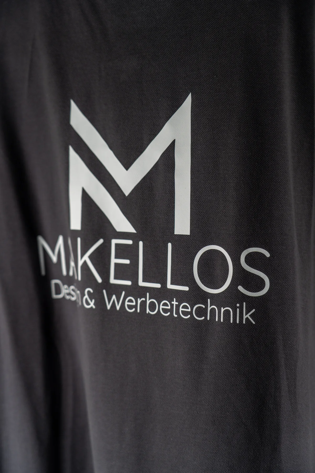 Detail eines veredelten Makellos Shirts