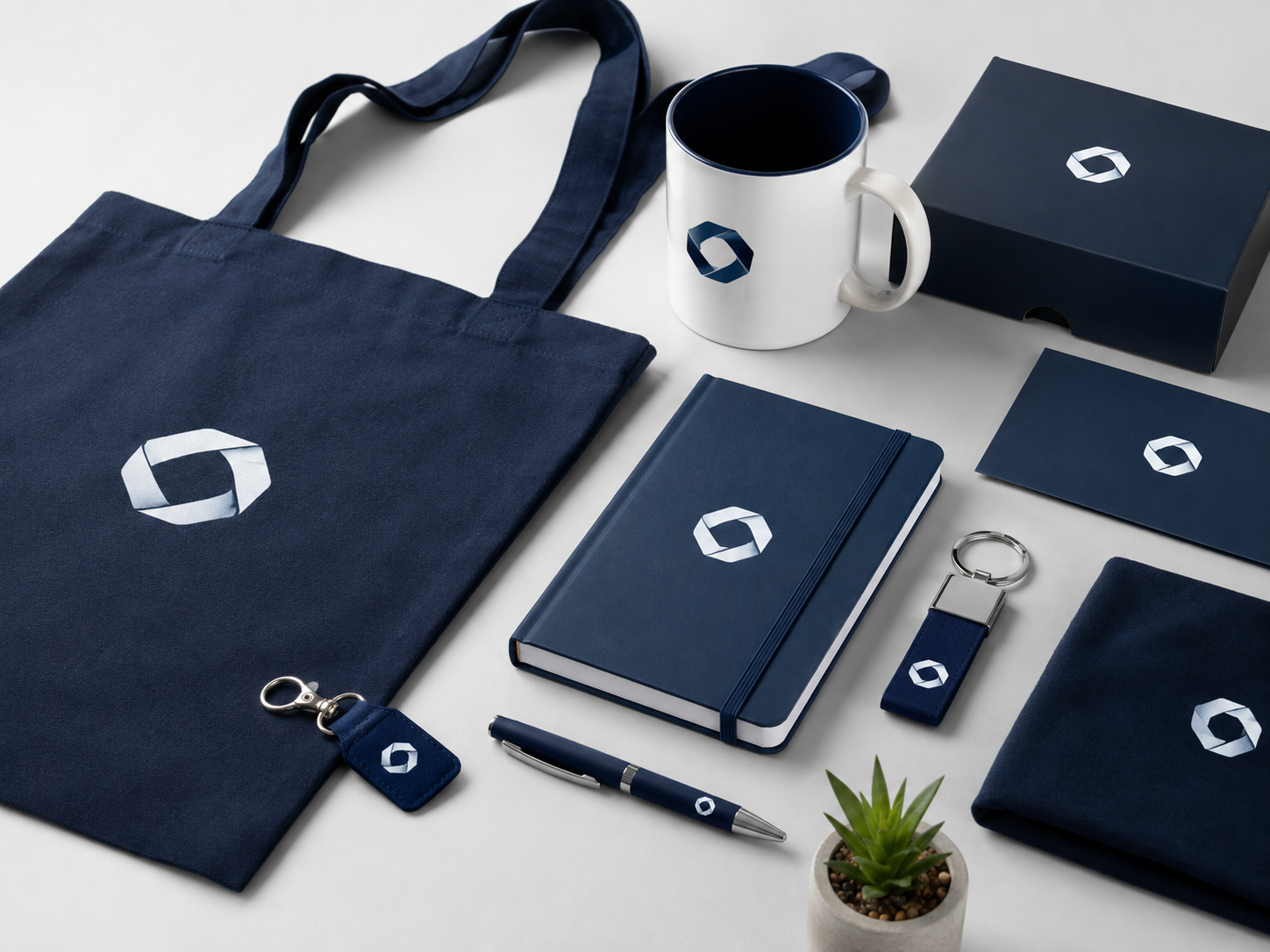Flatlay mit personalisierten Werbegeschenken in Navy und Weiß
