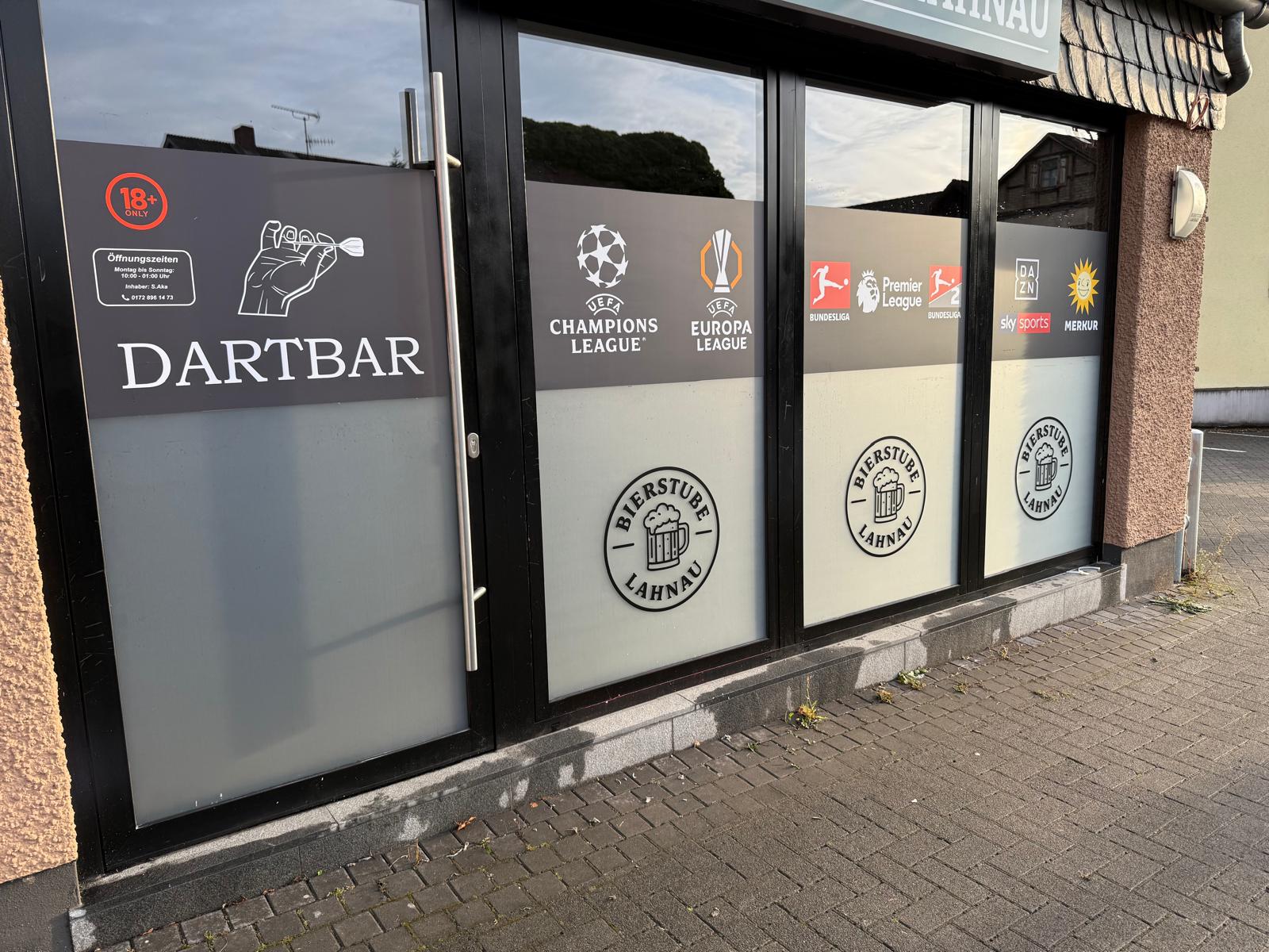 Schaufensterfolierung mit Logos, Öffnungszeiten und Markenauftritt