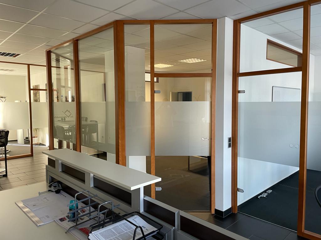 Milchglasfolie und Sichtschutz auf Büroverglasung