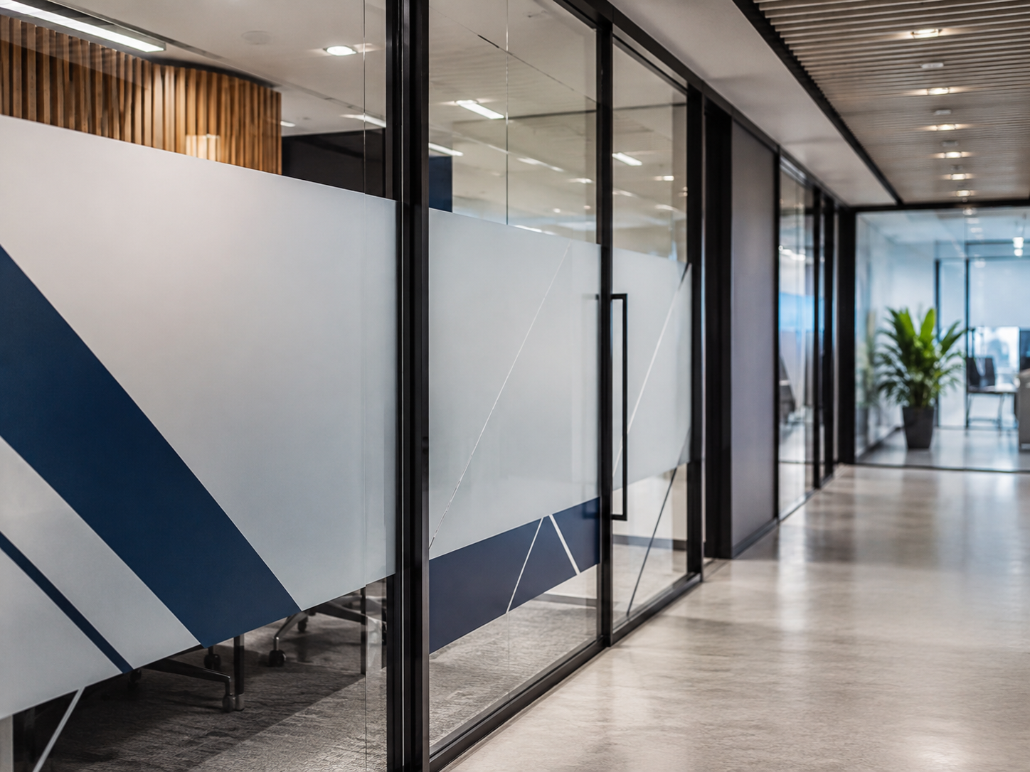 Moderne Glas- und Sichtschutzfolierung in einem Büro